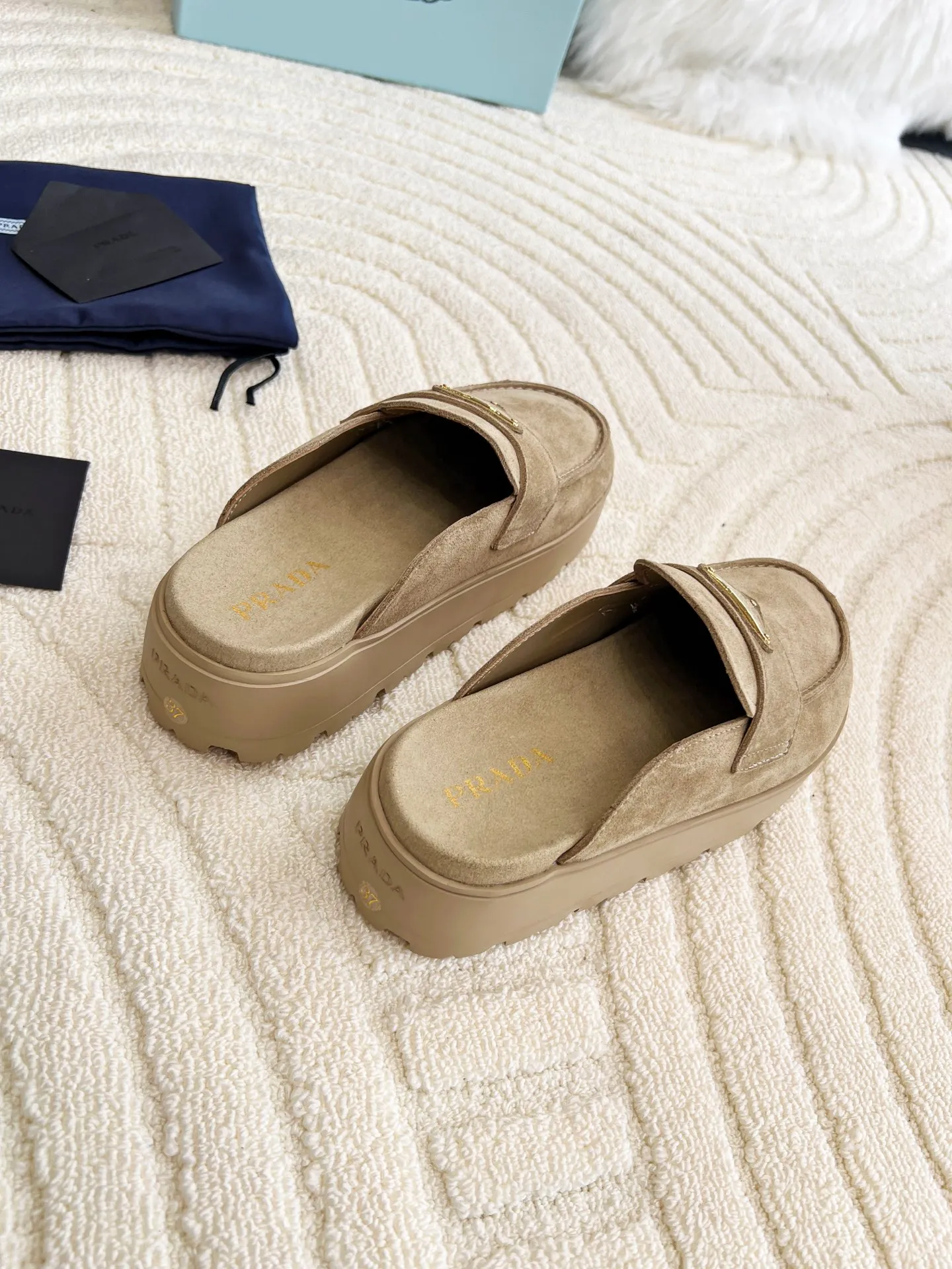 👟👟Ex-factory price 440👟👟 Prada/Prada 25ss summer new couple's beach thick-soled Birkenstock sandals. This shoe style is really a classic design that will not go out of style and is in line with everyone's current pursuit of comfortable and healthy wearing concepts. It is regarded by many domestic and foreign celebrities and fashionistas as an important choice for daily slippers. ✔Upper: imported super soft sheepskin ✔Inner lining: imported sheepskin ✔Hardware: Original molded split hardware ✔Outsole: Ultra-light, wear-resistant and non-slip foam sole ✔Number of yards: 35~40 (custom-made 40 pieces are non-refundable)